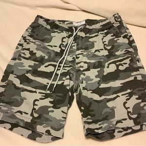 Mens free planet camo shorts, size small